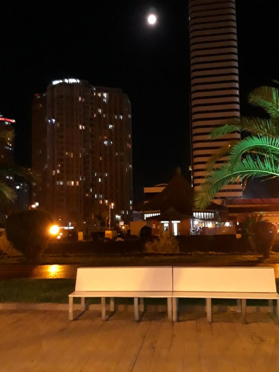 Mari Apartment Batumi Bagian luar foto