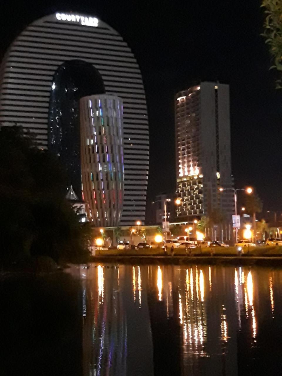 Mari Apartment Batumi Bagian luar foto